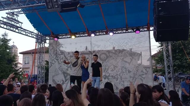 Весела 300 нощи 300 дни