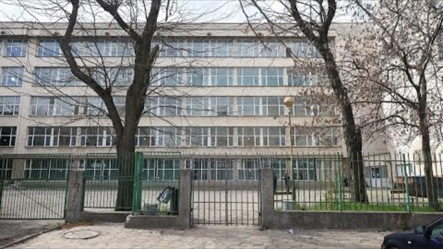 С два счупени крака и лицева травма е ученикът, паднал от гимназия в София