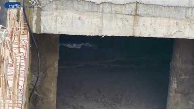 Буйна подземна река тече в пробива под Централна гара в Пловдив