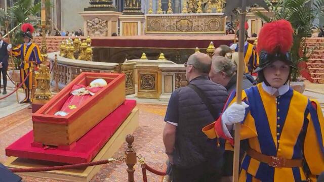 Security Cracks Down on Mourners Taking Selfies With Pope Francis