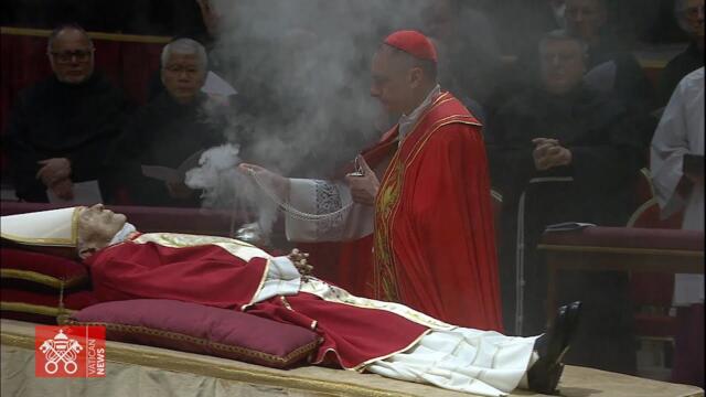 Bidding farewell to Benedict XVI: Translation to St. Peter's Basilica - Highlights