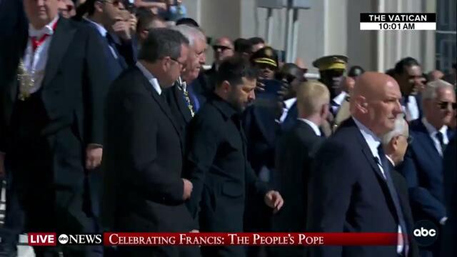 Crowd at Pope Francis' funeral applauds Ukrainian President Zelenskyy