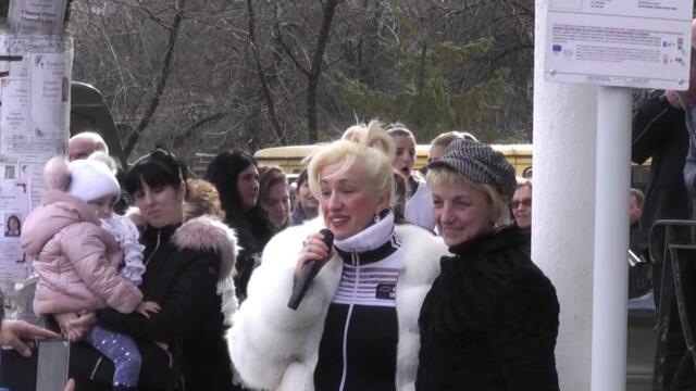 Сашка Васева пее  на  празника на с.Кътина