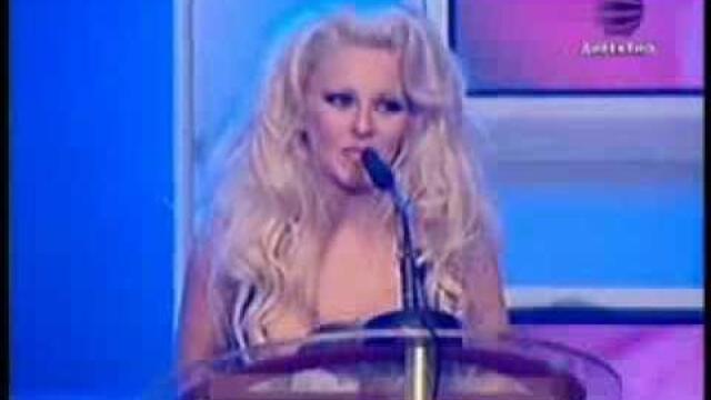 Desislava receive Nov Folk Award 2005 and sings Kazvash, che me obichash