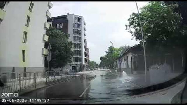 Хидрант наводни улица „Радко Димитриев" в Пловдив