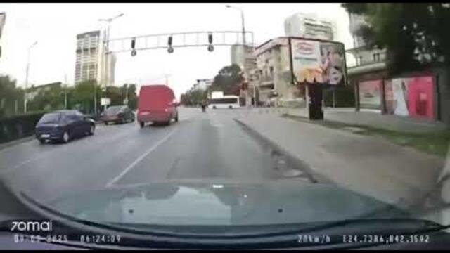 Моторист без каска премина два светофара на червено