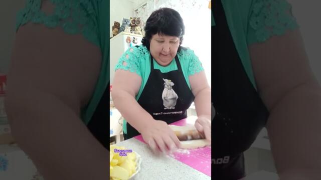 Смачні рогалики на смальці 👌Рекомендую приготувати це дуже швидко 😊 # #рецепт #помідори #рогалики