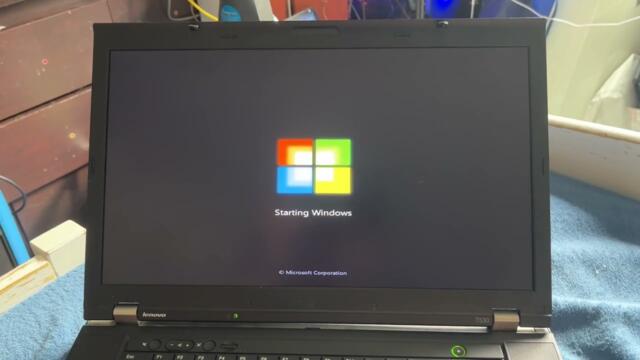 Lenovo Thinkpad T530 with custom Windows boot animation.