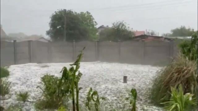 Градушка с размери на орех 20 минути бомбардира село Ястребово