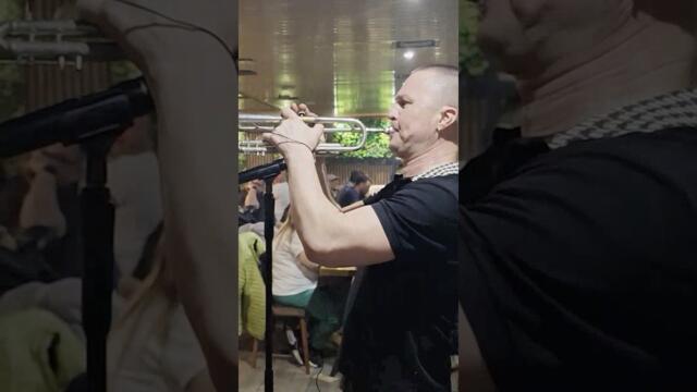 Хем иска да даде, хем не му се дава!💰😁 #гъмзата #live #party #music #show#славитрифонов #кючек