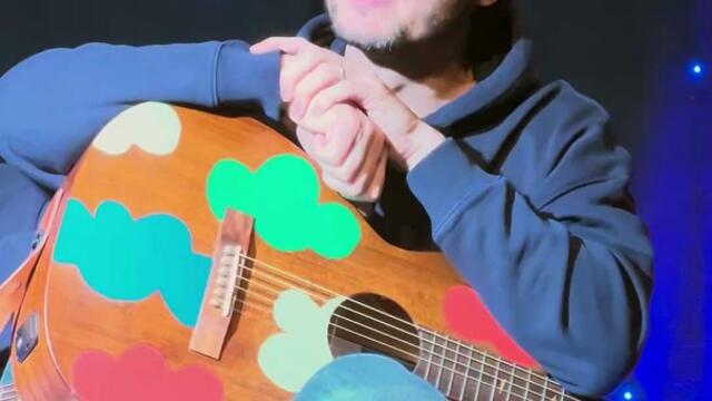 Vianney inaugure sa statue au musée Grévin