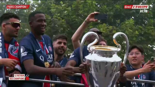 Ousmane Dembélé brandit le trophée sur Champs-Élysées - Foot - Ligue des champions - PSG