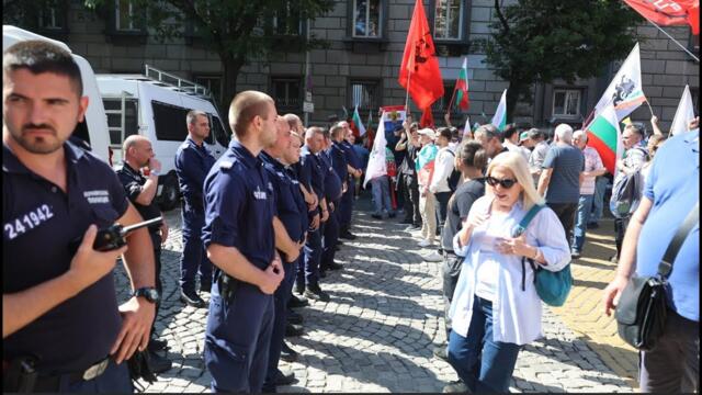 Протестиращите срещу еврото правят жива верига около Народното събрание