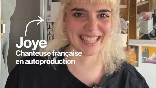 En studio avec la chanteuse Joye