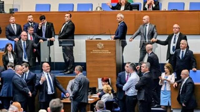 "Възраждане" окупираха трибуната на Народното събрание