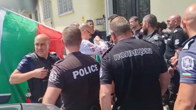 Предателят Кирил Петков изпита любовта на хората от протеста! Пълна версия!