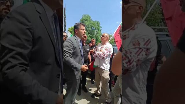 Протестиращи хванаха Кирил Петков ! Той ги лъга от сърце!