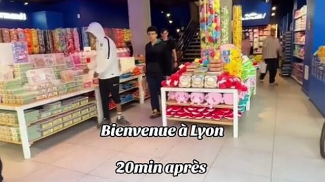 Lyon : N'ayant visiblement pas peur de la justice, des jeunes se filment semant le chaos et cassant un portique dans le métro mais aussi en dévalisant