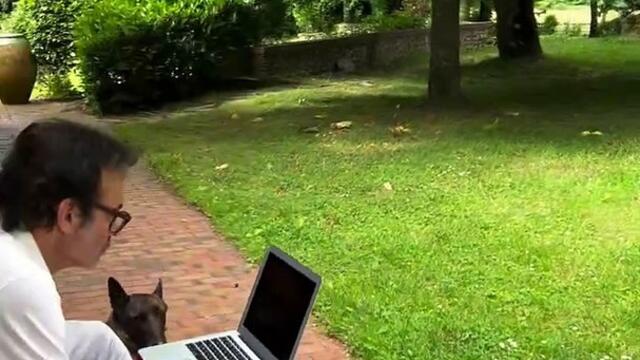 Anthony Delon à Douchy dans le Loiret, propriété de feu son père Alain Delon, en train de savourer le grand prix d'Espagne