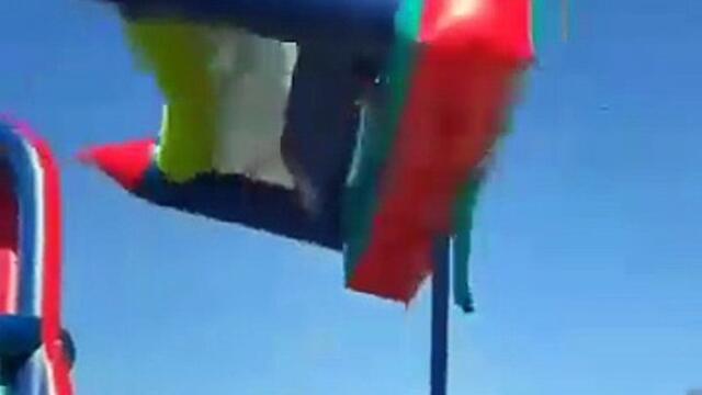 Un château gonflable s'envole avec plusieurs enfants à l'intérieur