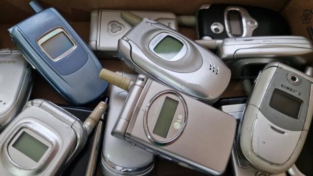 Phone box Startup and Shutdown - Turning on classic flip phones