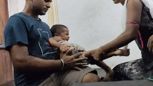 बच्चों को कमर में लगा कोल्ड एंड कफ का इंजेक्शन वीडियो।