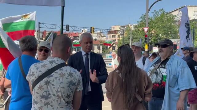 От "Възраждане" отидоха на протест заради еврото пред централата на ГЕРБ