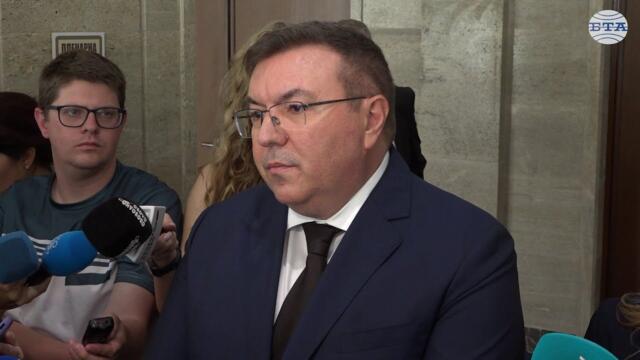 Очакваме да видим резултати от работата на МВР, рано е да говорим за оставки, каза Костадин Ангелов