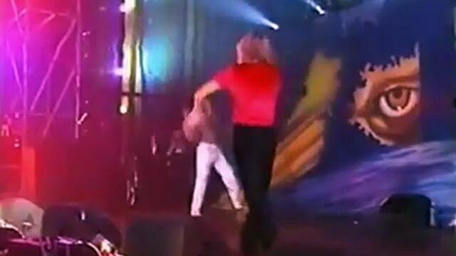 Nightcrawlers chante son tube "Push The Feeling On" (1994)