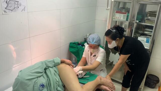 Hướng dẫn người nhà thay băng sau mổ hậu môn tại nhà - Chị điều dưỡng BV YHCT TW