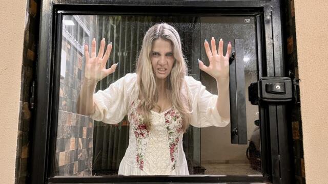 ELA MORA EM UM TÚMULO