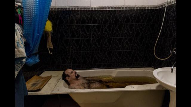 Иван Савельевич принимает ванну из целебных трав