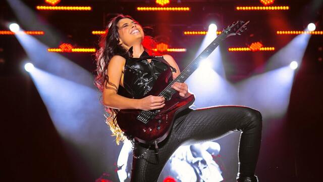 Comfortably Numb - Larissa Liveir (LIVE)