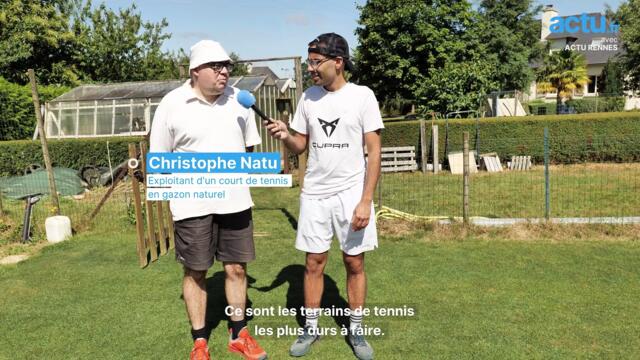 Christophe a un court de tennis dans son jardin inspiré de Wimbledon