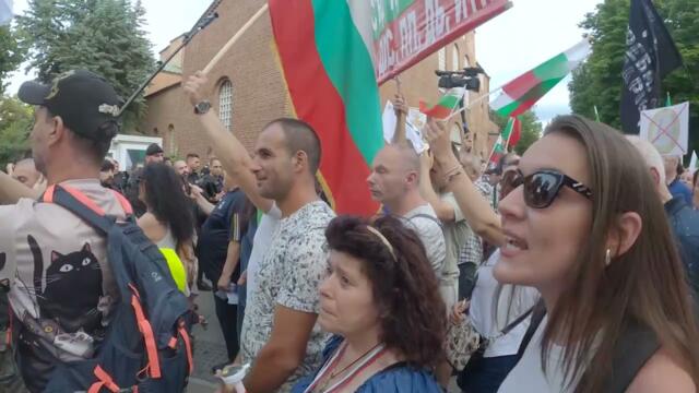 БНТ с обилни репортажи за протестите в Сърбия и символично внимание за България, която я храни...