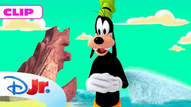 MICKEY MOUSE FUNHOUSE: Goofy, el surfero 🏄 | @DisneyJuniorES