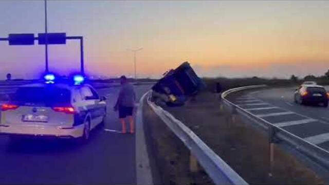 Обърнат камион до аутлета в Бургас