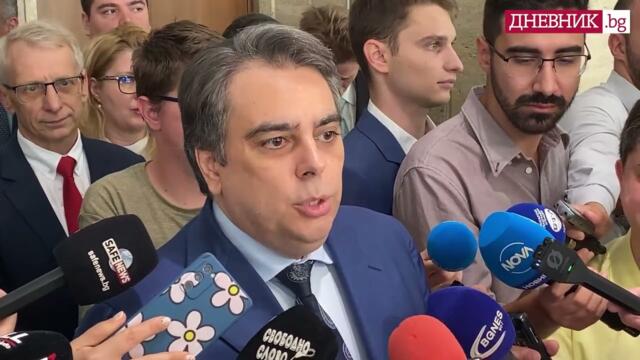 Асен Василев показа снимка на Борисов с работници във фирмата, подала сигнал срещу Благомир Коцев