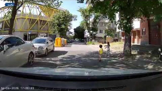 Опасна детска игра по улицата на Пловдив