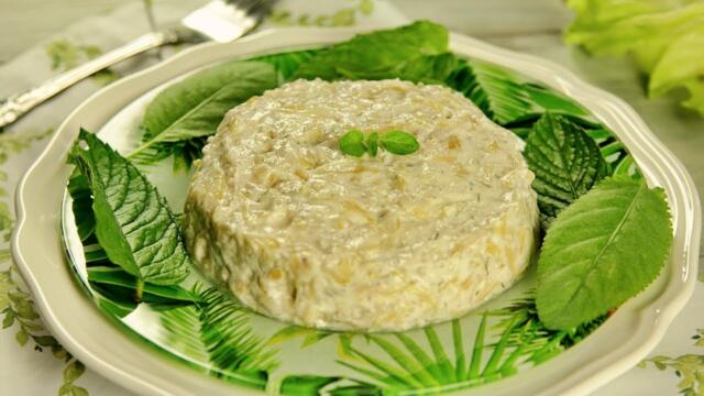 Млечна салата от тиквички, орехи и копър