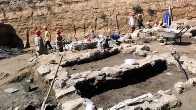 Теракотена женска фигурка и миниатюрен златен лист откриха в Хераклея Синтика