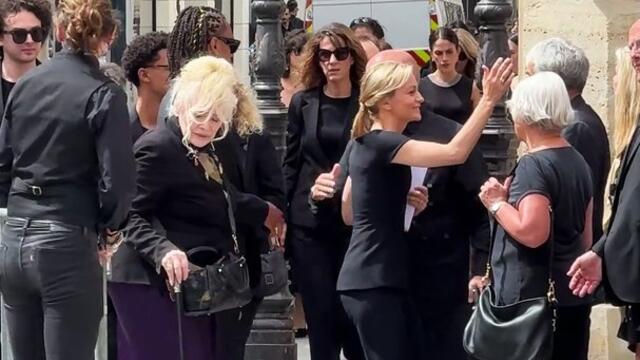 Vidéo - Audrey Crespo-Mara, Sékou Mara, Lamine Mara, Manon Ardisson, Ninon Ardisson, Gaston Ardisson La famille de Thierry Ardisson arrive aux obsèque
