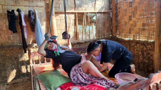 Pregnant mother suffers from severe abdominal pain and difficult labor in abandoned house