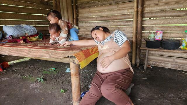 25 days of real life of a pregnant mother taking her baby to the authorities to find relatives