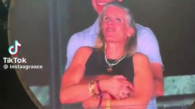 Oups... Un célèbre PDG surpris avec sa maîtresse par une caméra au concert de Coldplay (Vidéo)