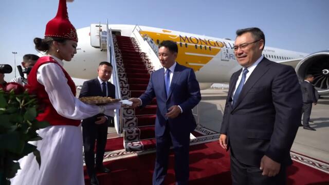 Садыр Жапаров встретил президента Монголии в Бишкеке