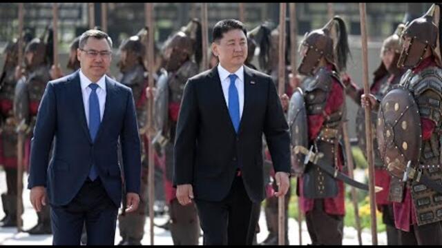 Конный кортеж и этно-воины: Как Садыр Жапаров встретил в Бишкеке президента Монголии