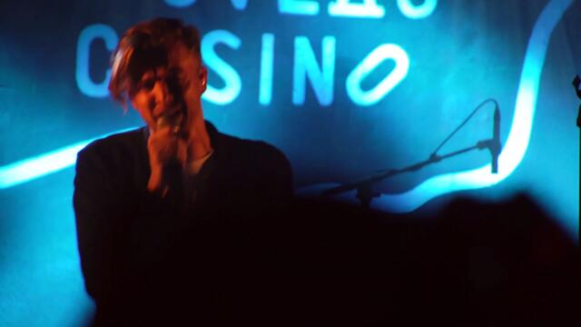 Thierry Amiel chante "Les Mots Bleus" en live