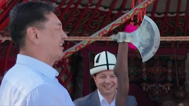Топор для президента Монголии. Садыр Жапаров сделал необычный подарок