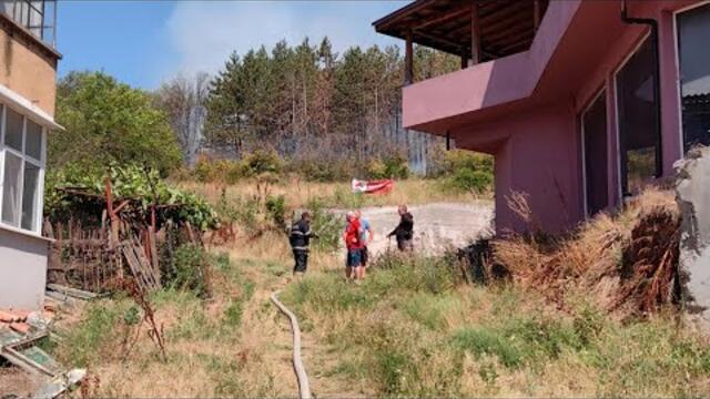 Усилията за гасене на пожара в Николово - насочени към "Дунарит" и къщите /ВИДЕО/